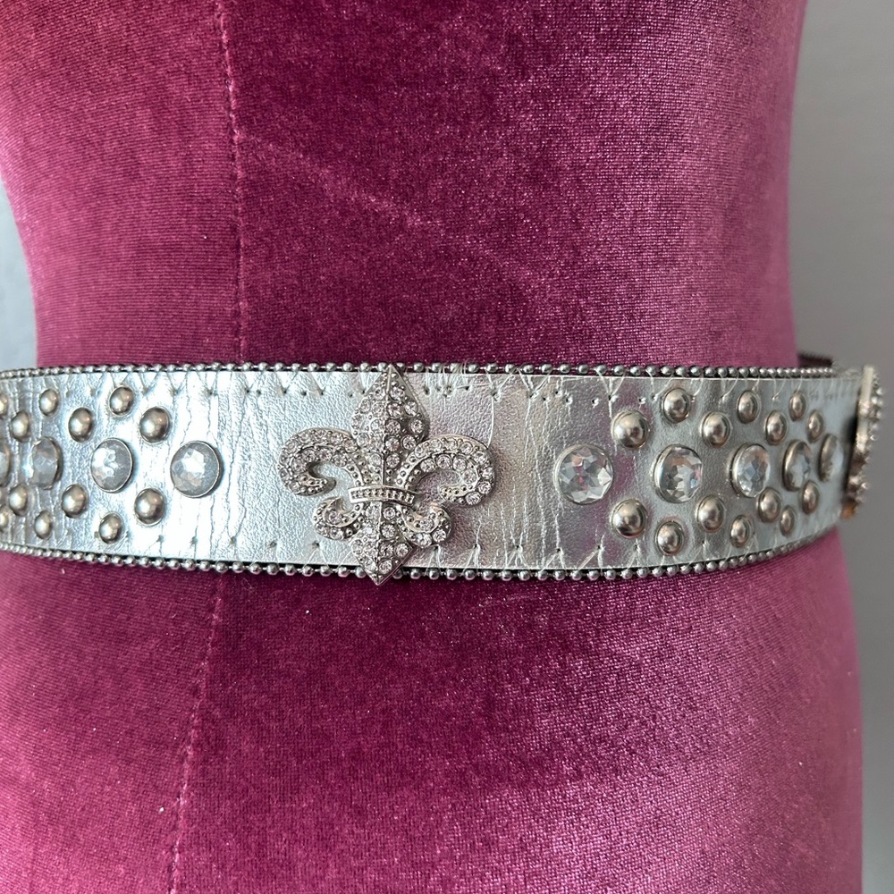Silver Fleur De Lis Studded Bejeweled Faux Leather Statement Belt Size Large - Picture 3 of 12